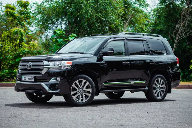 Toyota Land Cruiser — экстерьер и салон